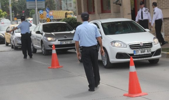 Cumhurbaşkanı’nın geldiği havalimanına giren araçlar didik didik arandı