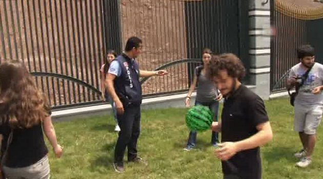 Cumhurbaşkanlığı Sarayı önünde piknik!