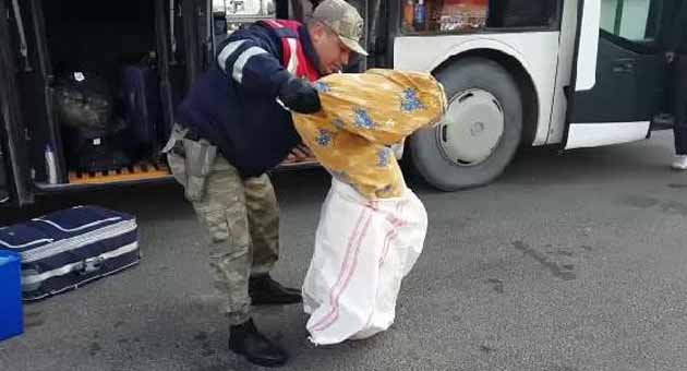 Çuvalında esrar bulunan Suriyeli gözaltına alındı