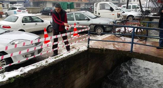 Dalgın yürürken dereye düştü