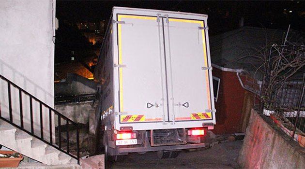Dar sokakta sıkışan kamyon 3 saatte kurtarılabildi