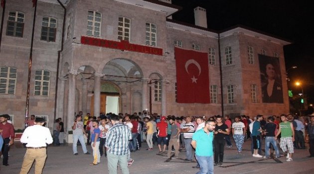 Darbe endişesiyle sokağa çıktılar