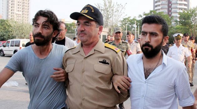Darbeci amiral, bağış yapmayanları tehdit etmiş