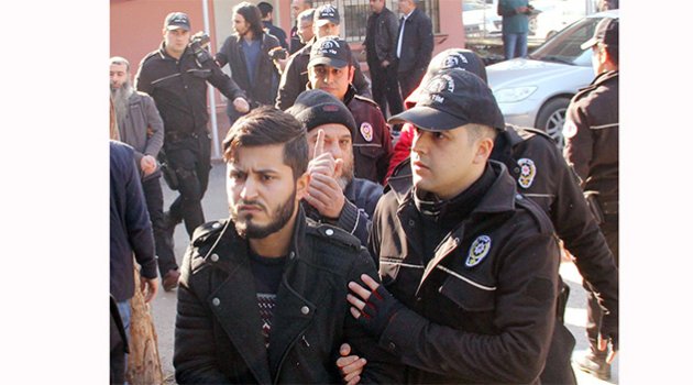 DEAŞ operasyonunda gözaltına alınanlara vatandaş tepkisi