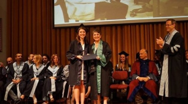 Dekan anneden İşletme mezunu kızına diploma