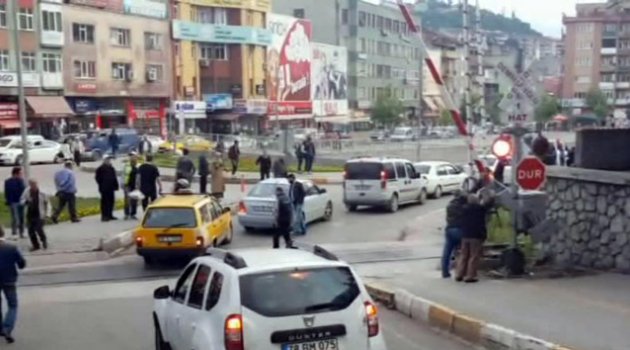 Demiryolu geçidine Türk usulü tehlikeli çözüm