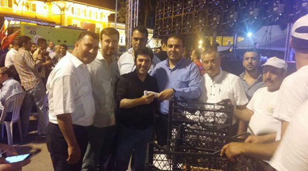 Demokrasi nöbeti tutanlara çiğ köfte ikramı