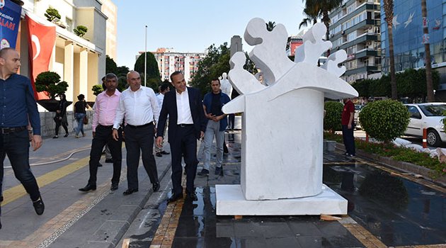 'Demokrasi ve Özgürlük' heykelleri ilgi odağı