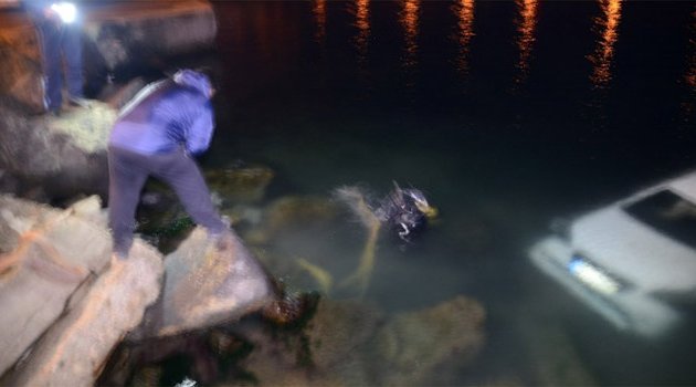 Denize uçan araçtaki 5 kişiyi vatandaşlar kurtardı