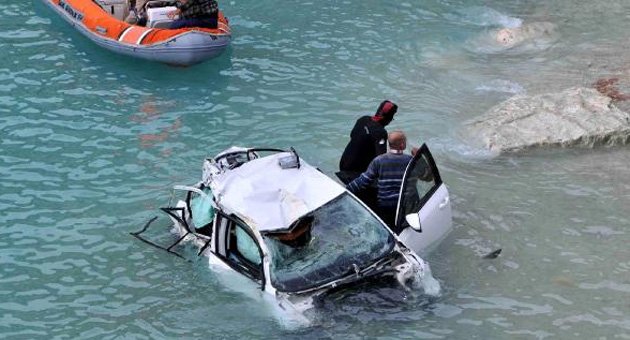 Denize uçan otomobilde aynı aileden 3 kişi öldü