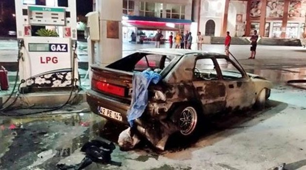 Depoyu fulle dedi ve bir sigara yaktı