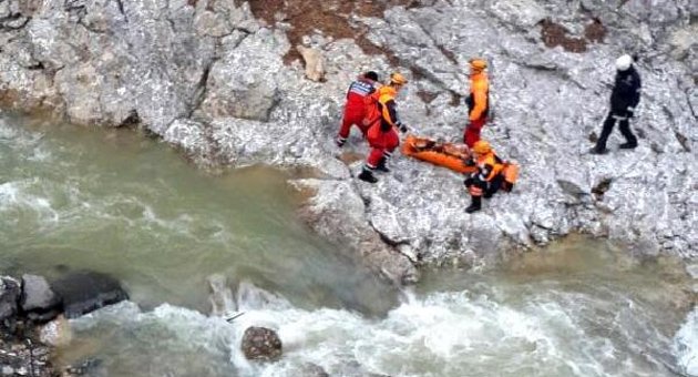 Dereye uçan TIR'ın sürücüsü yaralandı