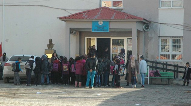 Derse, yangında ölen arkadaşlarının yokluğunda girdiler