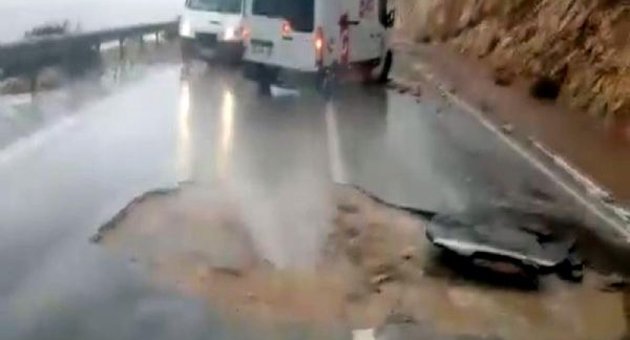 Dev dalgalar asfaltı parçaladı