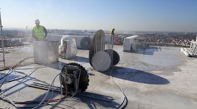 Dev testereler beton blokları peynir gibi doğradı