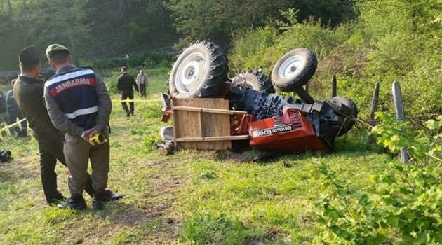 Devrilen traktörün altında kalan sürücü hayatını kaybetti