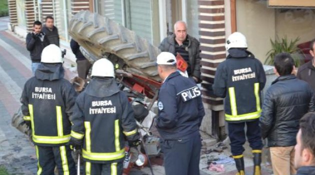 Devrilen traktörün altında kalıp yaralandı