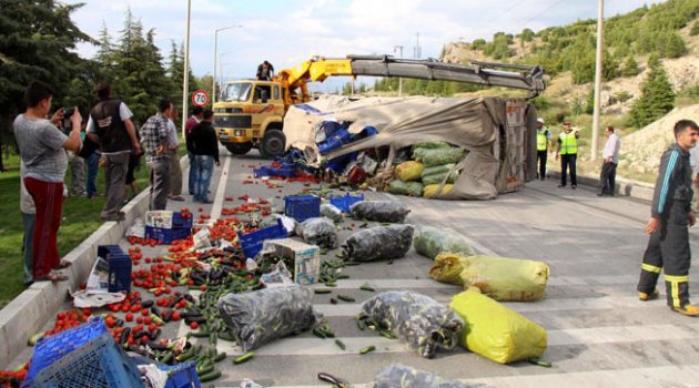 Devrilince yol tarlaya döndü!