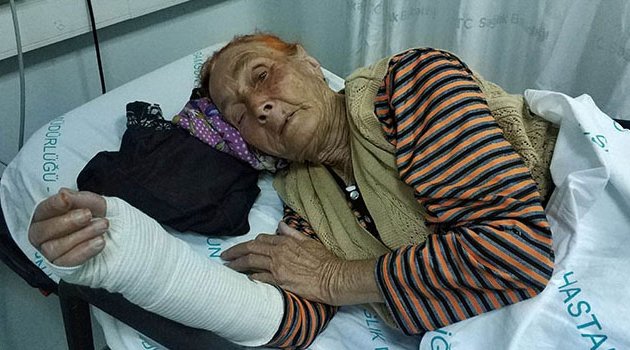 Dilenmeyen yaşlı kadını oğlu ve gelini dövdü