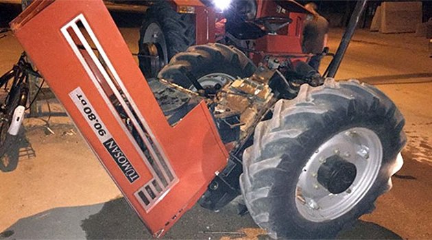 Direğe çarpan traktör ikiye bölündü