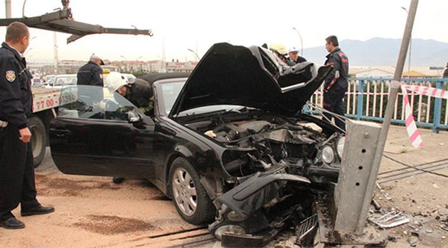 Direksiyon başında kalp krizi geçirdi, bariyerlere çarptı