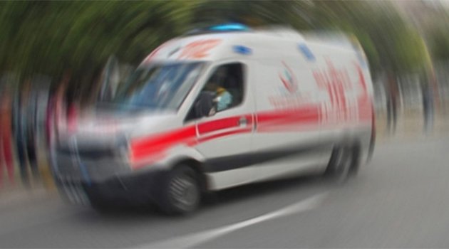 Direksiyon hâkimiyeti kaybolan otomobil yayalara çarptı