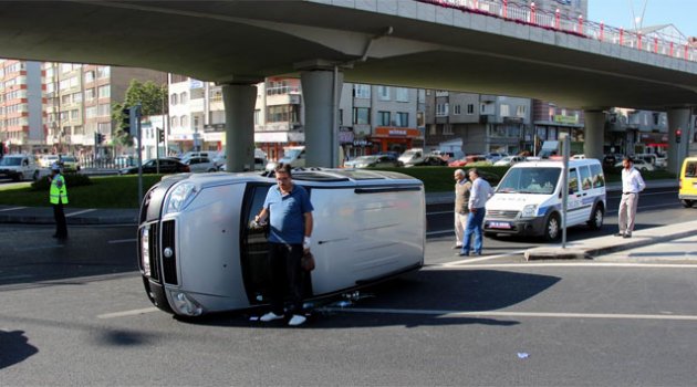 Direksiyon hakimiyeti kaybolan minibüs yan yattı