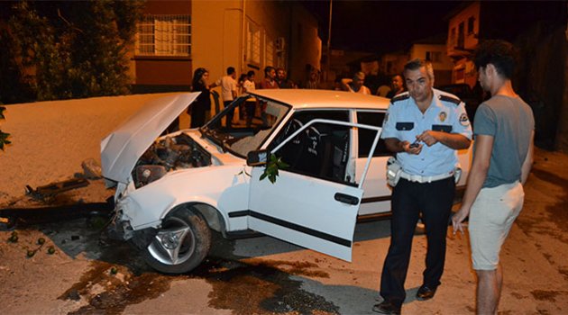 Direksiyon hakimiyetini kaybeden sürücü ağaca çarparak durabildi