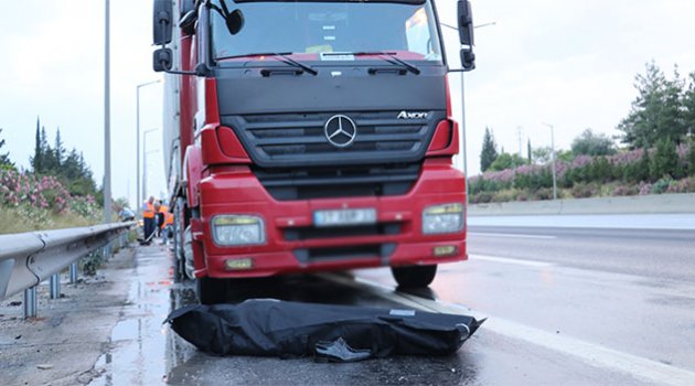 Direksiyon hakimiyetini kaybeden sürücü  tıra çartptı ölü ve yaralılar var