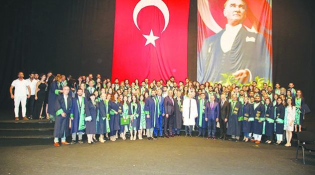 Diş hekimlerinin mezuniyet sevinci