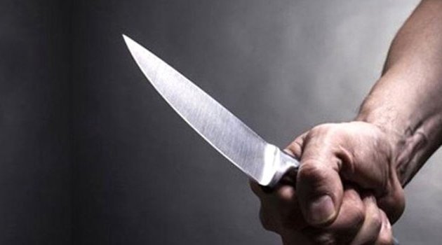 Doktor babasını bıçakladı