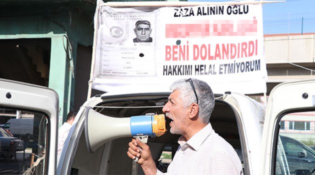 Kendisini dolandırdığını iddia ettiği şahsı megafon ile afişe etti..