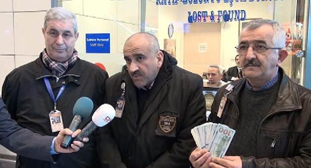 Dolar dolu çantayı sahibine teslim etti