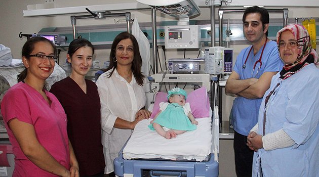 Dört aylık bebek doku yapıştırıcısıyla hayata tutundu