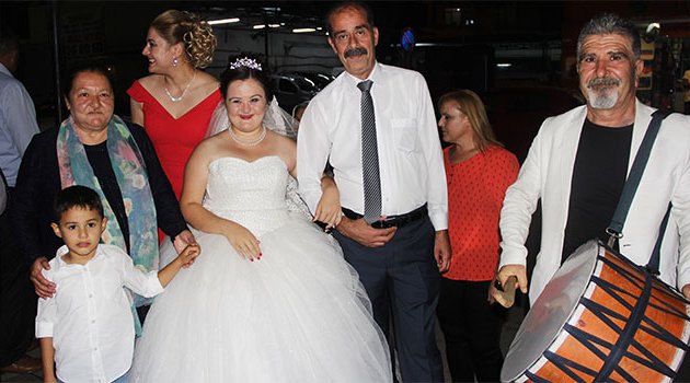 Down sendromlu kızını gelinlik hayaline kavuşturdu