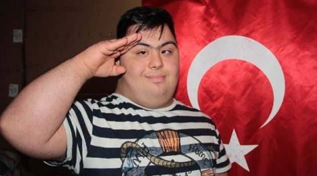 Down sendromlu oğlu için asker kınası eğlencesi düzenledi