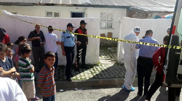 Düğün tarihi verilmeyince nişanlısı ile babasını öldürdü