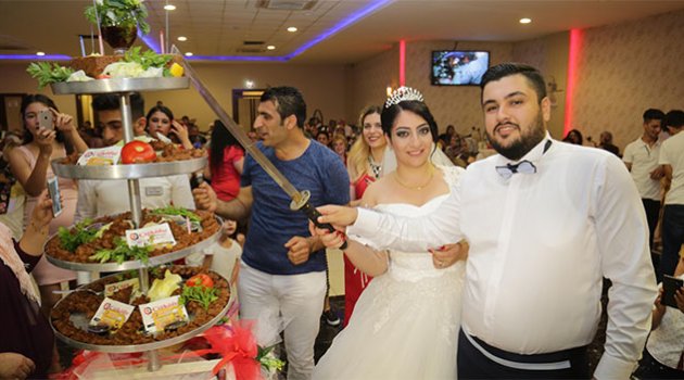 Düğünde Pasta Yerine ‘Çiğ Köfte’ Kestiler