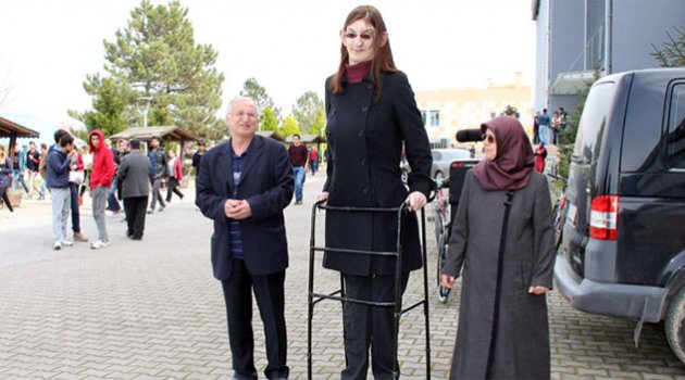 Dünyanın en uzun kızı ilk kez YGS'ye girdi