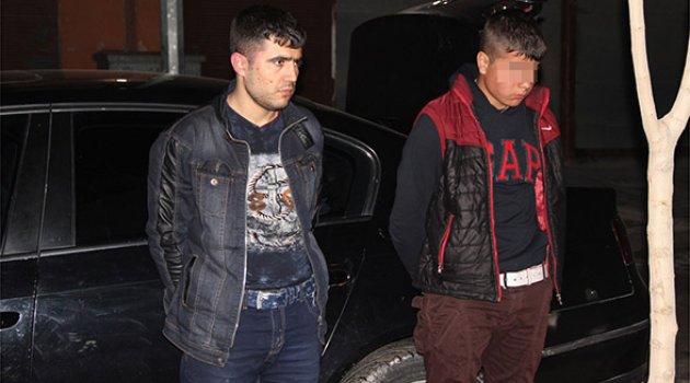 Dur ihtarına uymayıp 2 polise çarpıp yaraladılar