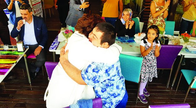 Duygulandıran kucaklaşma