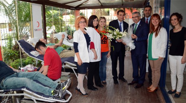 Eczacılardan Kızılay’a kan bağışı
