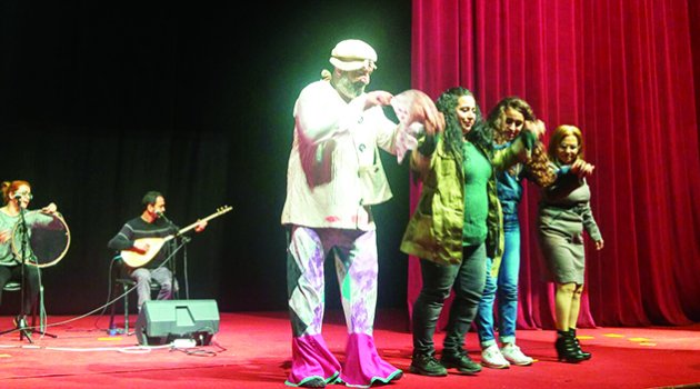 ‘Edepsiz’ ayakta alkışlandı