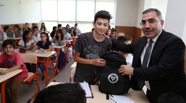 Eğitime destek kurslarına katılan öğrencilere kitap
