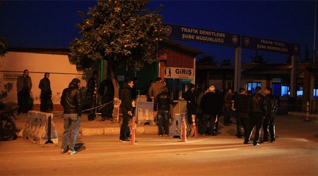 Ehliyetlerini alabilmek için sabaha kadar nöbet tuttular