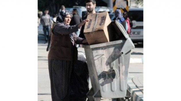 Ekmeğini Çöpten Çıkartıyor