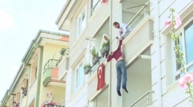 Ekmek bıçağıyla çocuğunu rehin alan baba dehşet saçtı