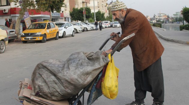 Ekmek parası için 79 yaşında atık kağıt topluyor