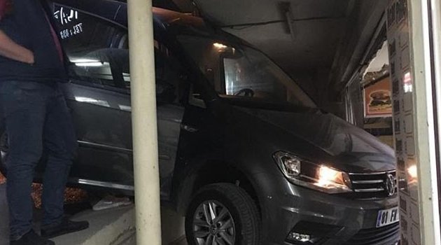 El frenini çekmeyi unuttuğu araç dükkana daldı