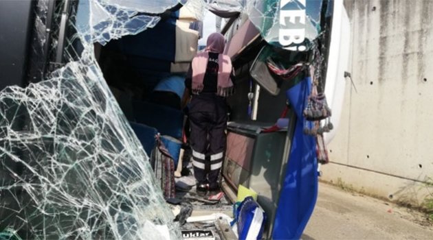 Elektrik direği halk otobüsünün içine girdi ölü ve yaralılar var